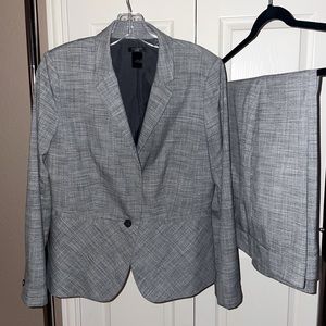Beautiful Summer Suit- Ann Taylor size 10P- light gray with flattering details.